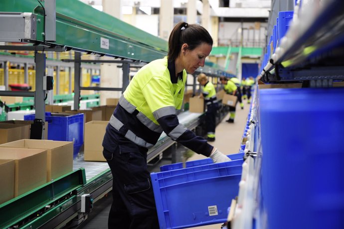 Trabajadora en una fábrica 