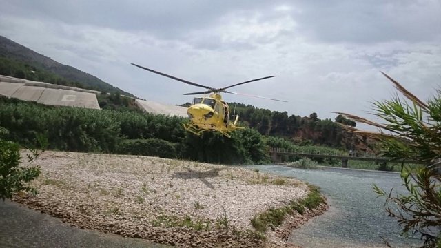 Los bomberos rescatan a un joven en Fuente de l'Algar 