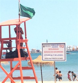 Bandera verde en la playa de Melilla en la que hallaron escorpiones
