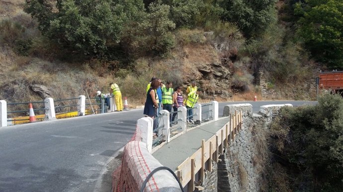 La delegada de Fomento visista las obras en la carretera del barranco de La Bina