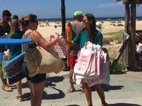 La campaña de Diputación para concienciar sobre el estado de las playas se cierra con la visita a Tarifa, Cádiz