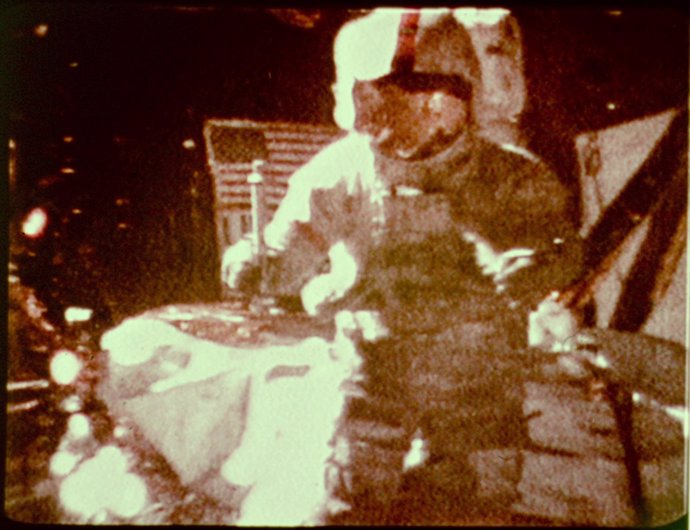 Imagen del astronauta David Scott durante el experimento