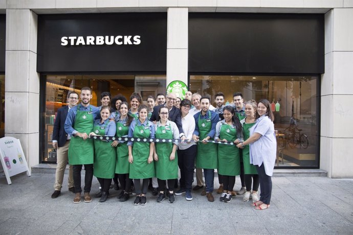 La plantilla de trabajadores del nuevo Starbucks en Zaragoza