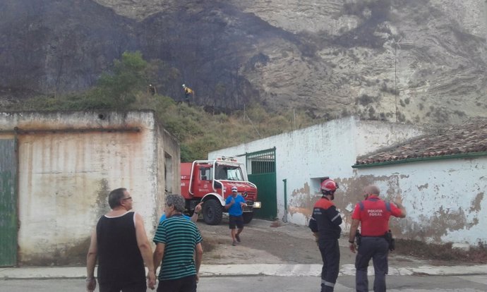 Bomberos en el incendio forestal declarado en el paraje 'El Chorrón'