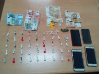 La Guardia Civil desarticula un punto de venta de drogas en Alameda y detiene a cuatro personas