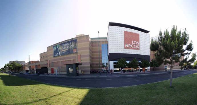 Fachada del centro comercial Los Arcos