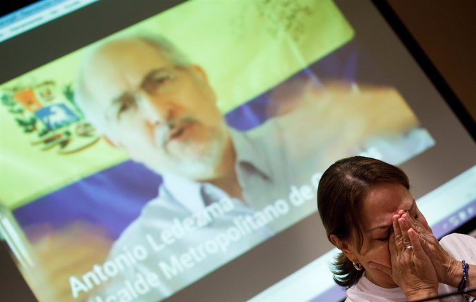 Mitzy Capriles ante la imagen de su marido, Antonio Ledezma