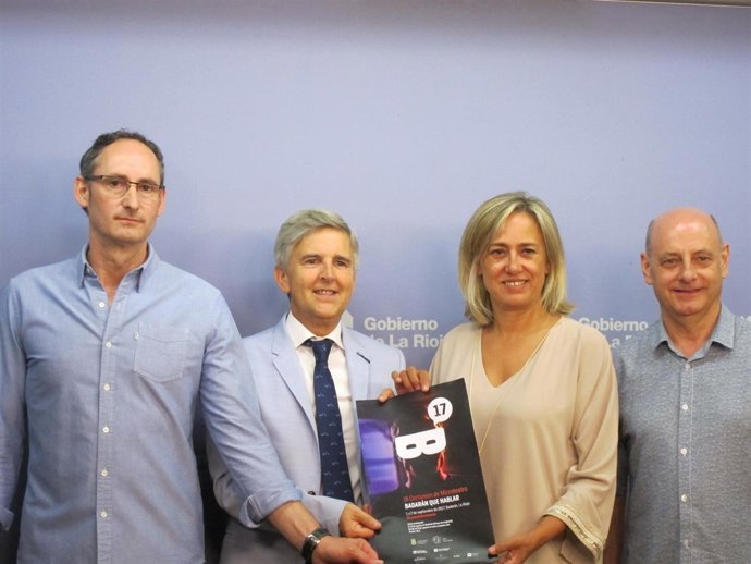 Rodríguez Osés junto a organizadores del certamen, y el alcalde de Badarán.  