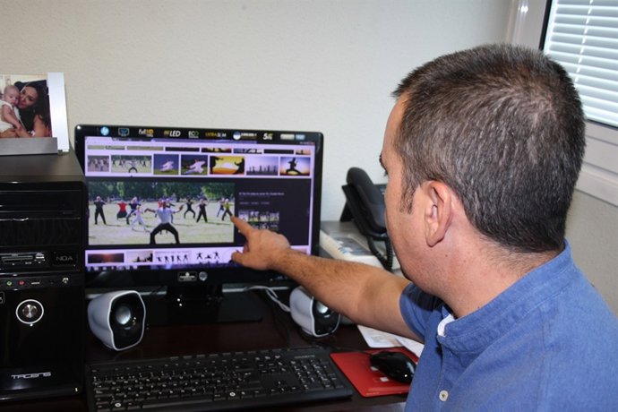 Lomas explica uno de los movimientos característicos del tai chi.