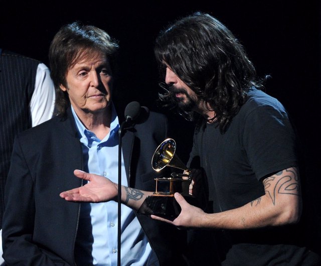 LOS ANGELES, CA - JANUARY 26 : Paul McCartney (L) and Dave Grohl accept the Best