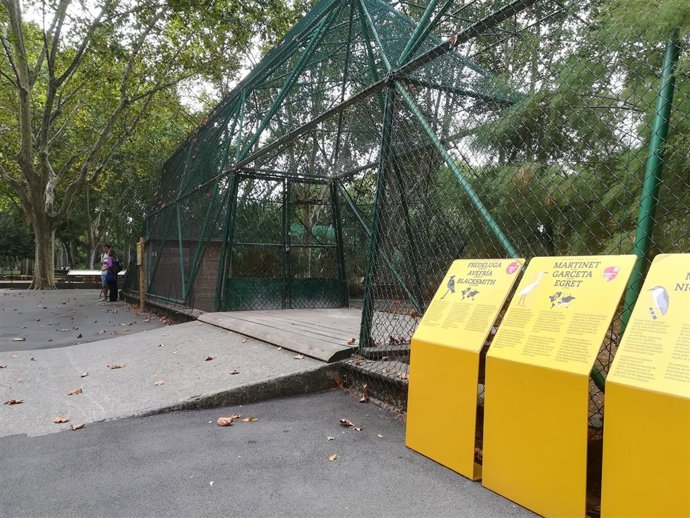 Puerta del recinto de aves del Zoo de Barcelona que abrieron los asaltantes
