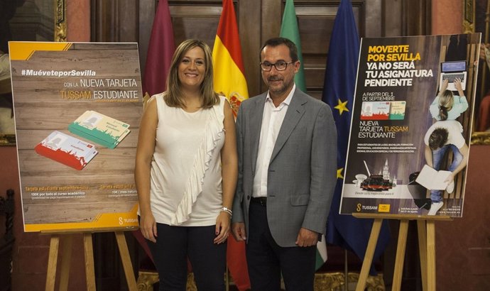 La edil Myriam Díaz y el gerente de Tussam, Rubén García