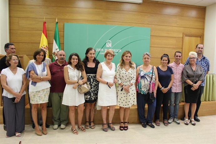 La consejera de Salud, Marina Álvarez, con miembros de la Asociación Ápice