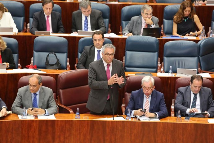 El consejero Carlos Izquierdo en la Asamblea de Madrid