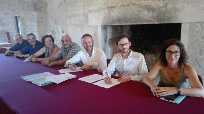 Firma de la adjudicación de estudios previos para el patio de Los Vélez