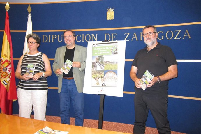 Menjón, Fuster y Cabello han presentado esta nueva guía turística de la DPZ