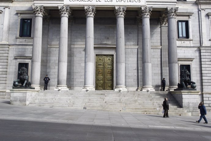 Puerta principal del Congreso de los Diputados con los leones