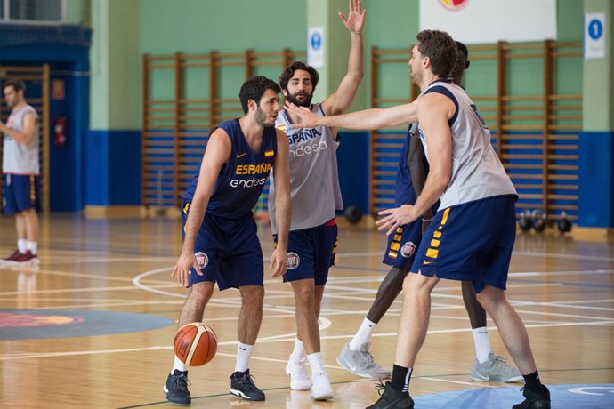Alex Abrines davant Pau Gasol