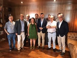 Santi Vila, al costat d'empresaris de Callela (Barcelona) 