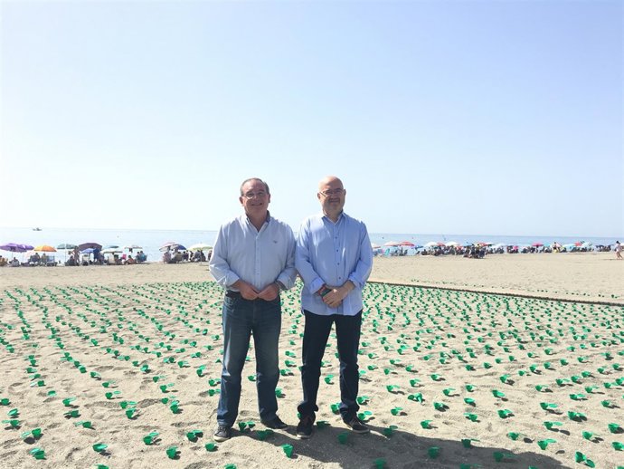 Perez Atencia junto a Delgado Bonilla torre del mar ceniceros playa concienciaci