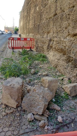 Almena desprendida de la muralla de la Macarena por la caída de una rama