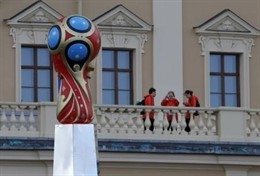 Voluntaris prenen fotografies del logotip de la Copa del Món 2018 al Palau
