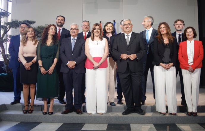 Susana Díaz, con el nuevo Gobierno andaluz en la toma de posesión