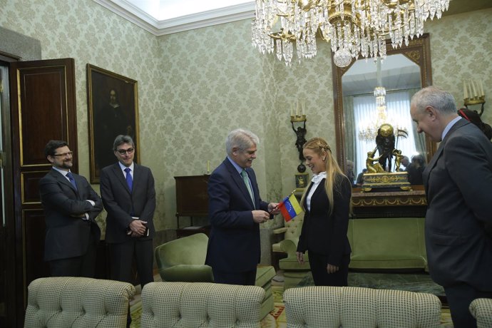 Alfonso Dastis recibe en el Palacio de Viana a Lilian Tintori