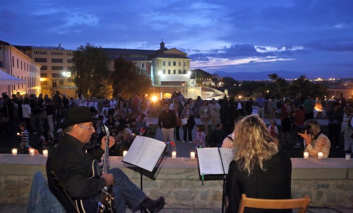 Actuación musical en una de las sesiones de 'La muralla a la luz de las velas'