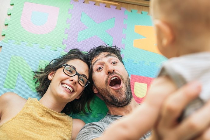 Padres con su bebé, felicidad