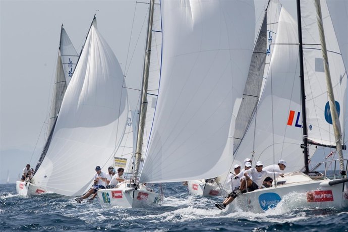 Los aspirantes al título toman posiciones en la Copa del Rey de vela