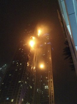 El rascacielos Torch de Dubái envuelto en llamas.