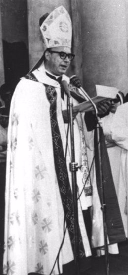 El obispo Enrique Angelelli celebrando una misa