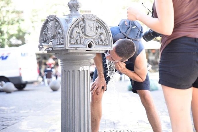 Turista se refresca en Madrid