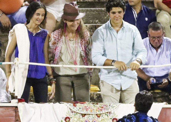 La Infanta Elena disfruta, junto a sus hijos, del arte de los hermanos Rivera