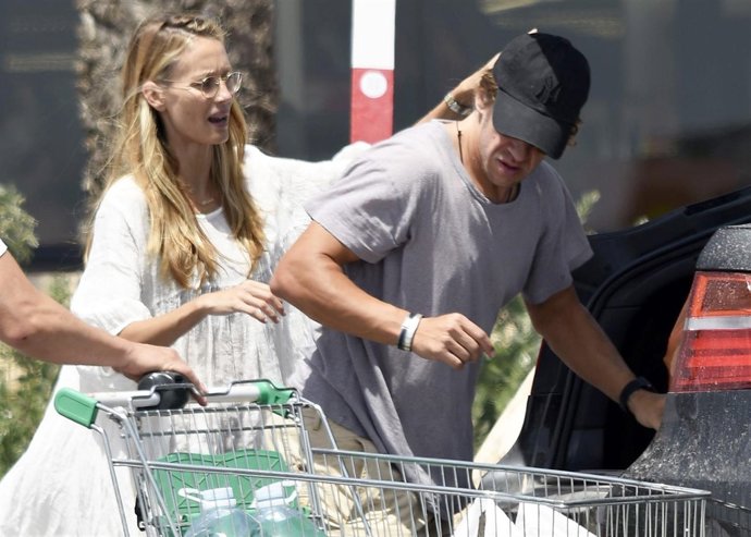 Vanesa Lorenzo y Carles Puyol, llenan la despensa