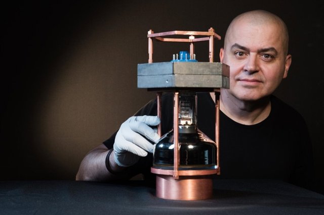 Juan Collar con el prototipo del diminuto detector