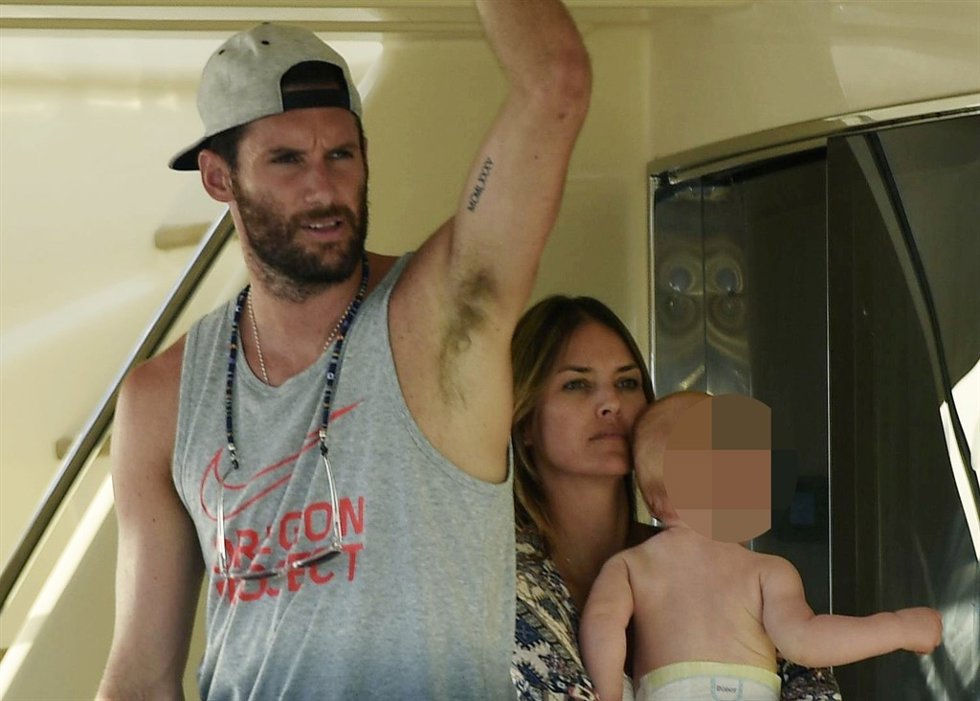 Helen Lindes y Rudy, divertida jornada en alta mar con su hijo