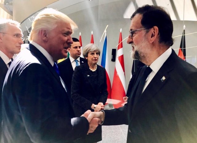 Mariano Rajoy saluda a Donald Trum en la cumbre de la OTAN