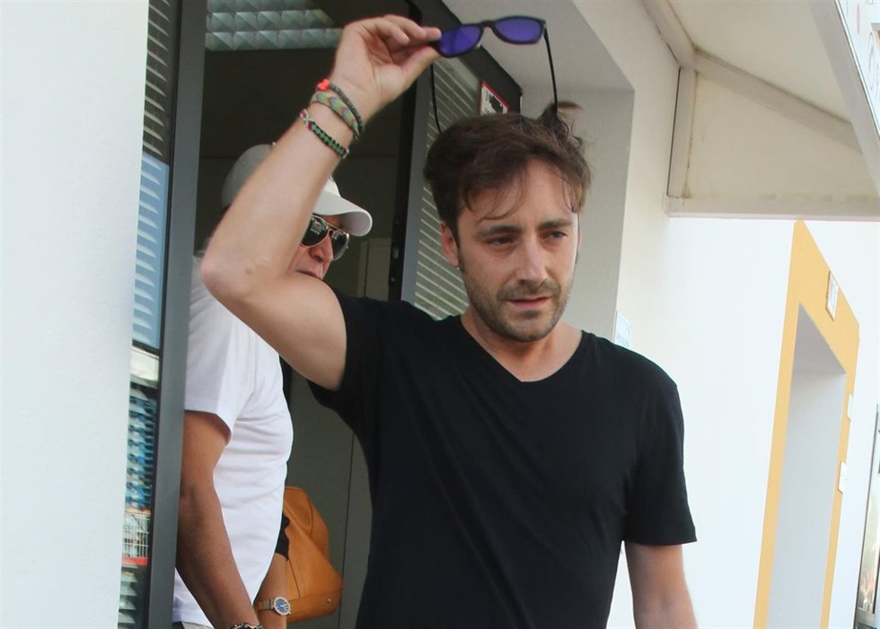 Familia y amigos acuden a dar el último adiós a Ángel Nieto al tanatorio