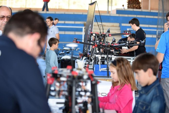 Nens en un taller de dron