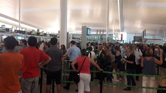 Cues en els controls de seguretat a l'Aeroport del Prat.