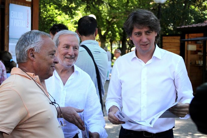 El director del Instituto Castellano y Leónes de la Lengua, en primer término