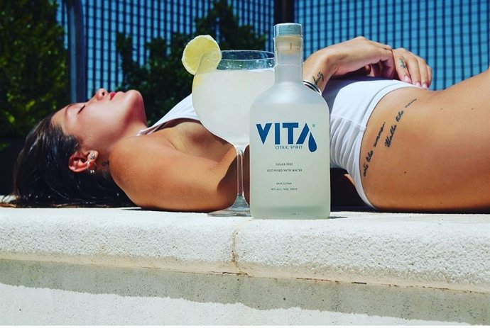 Miri de Masterchef junto a una botella de VITA