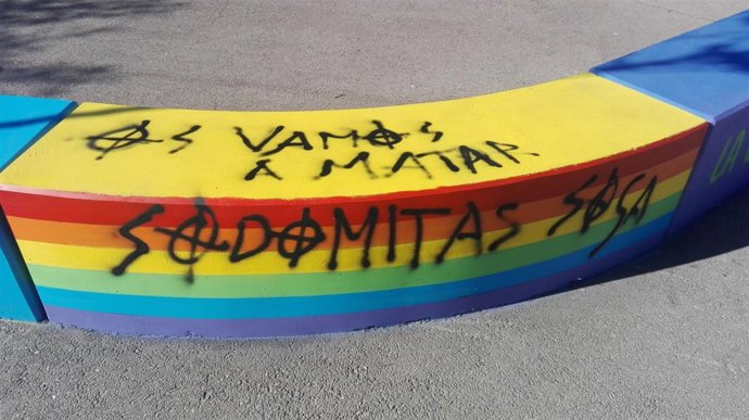 Una de las pintadas homófobas