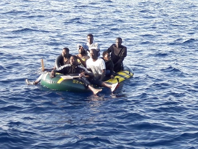 Inmigrantes rescatados en una embarcación en Tarifa (Cádiz)