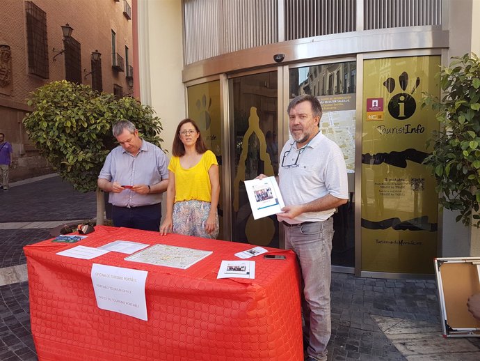 Cambiemos Murcia y PSOE en la oficina de turismo "improvisada"