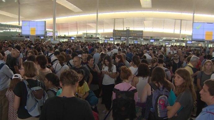 Continuen les cues a l'aeroport del Prat