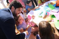 López Miras destaca la colaboración con Cáritas "para lograr que todos los murcianos tengan las mismas oportunidades"