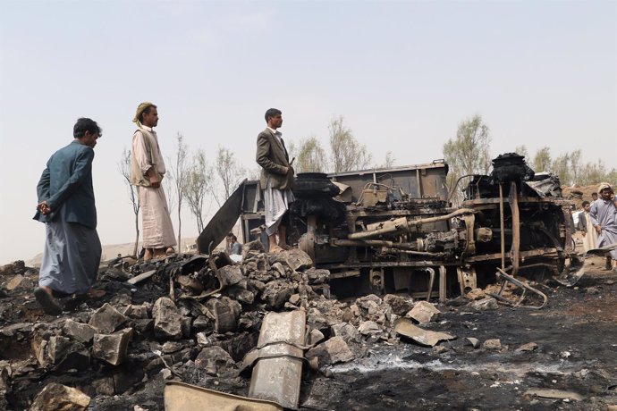 Habitantes de Saada junto al lugar del bombardeo